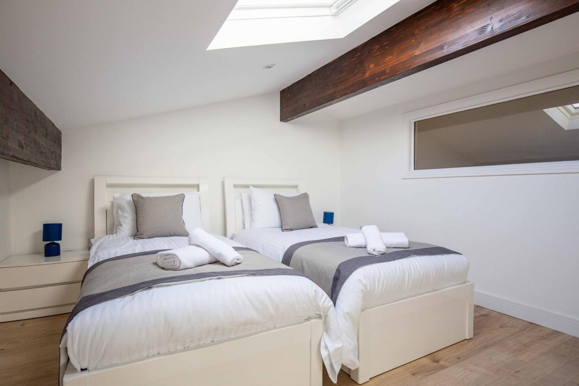 Aintree Cottage ไซเร็นเซสเตอร์ ภายนอก รูปภาพ