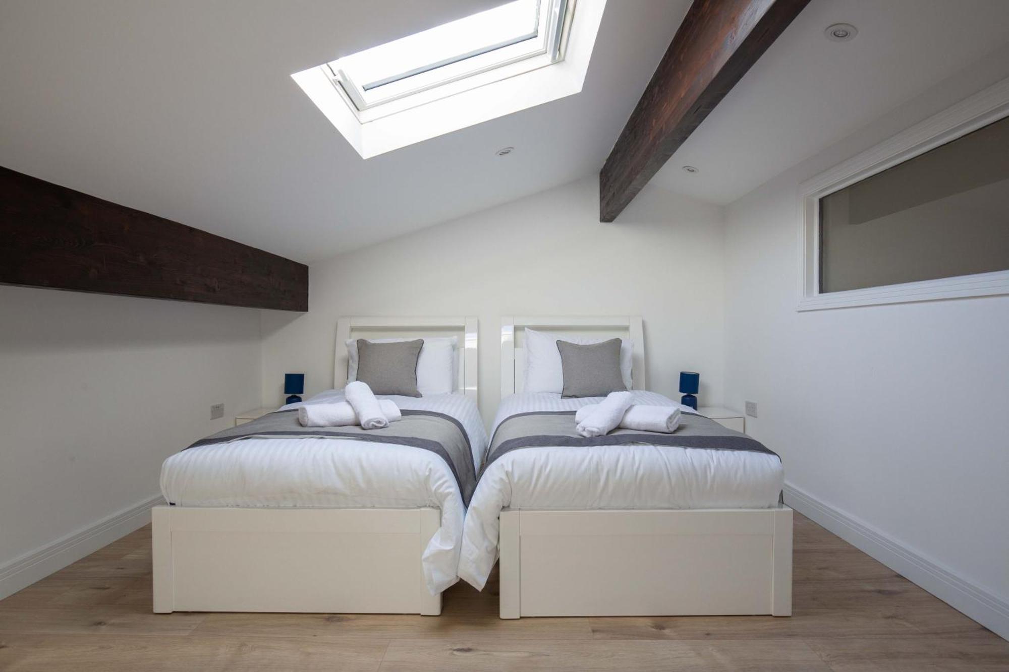Aintree Cottage ไซเร็นเซสเตอร์ ภายนอก รูปภาพ